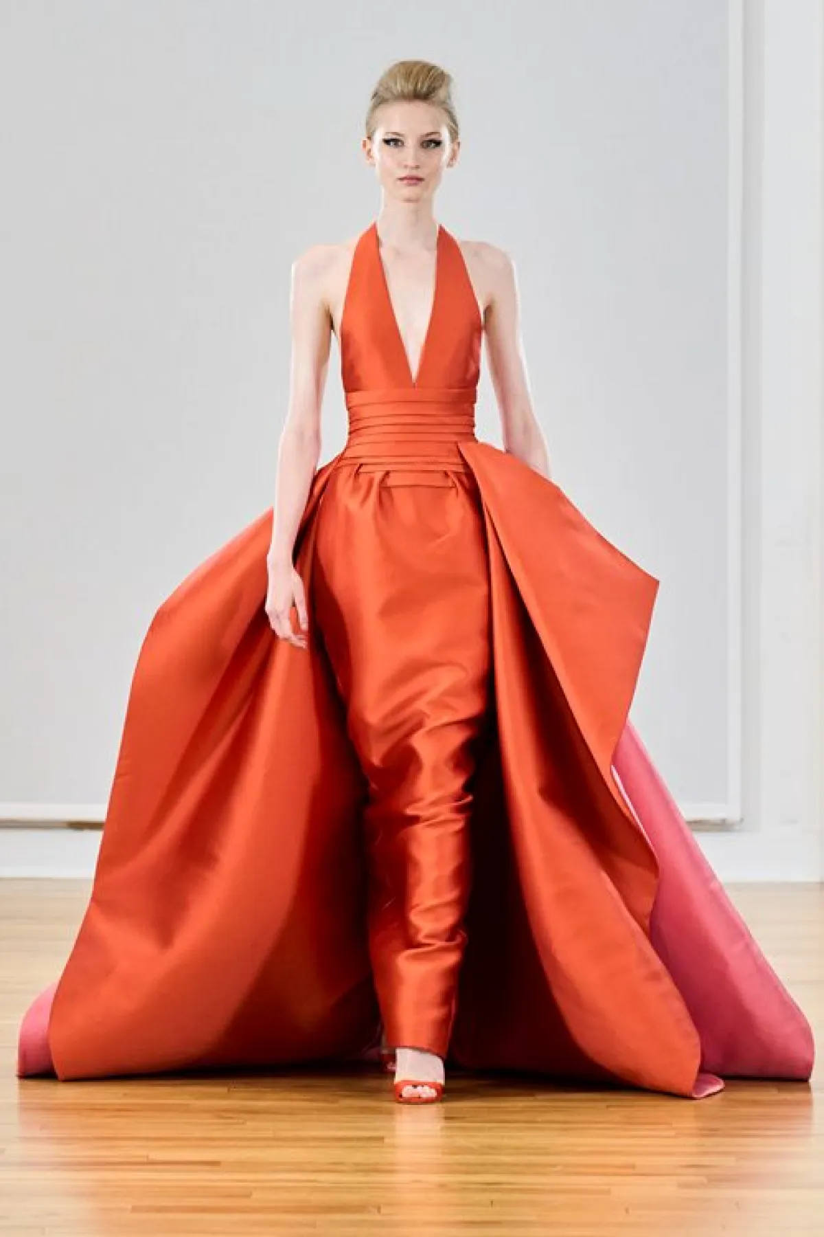 فساتين الزفاف بلمسات الأحمر  من رامي العلي Rami Al Ali