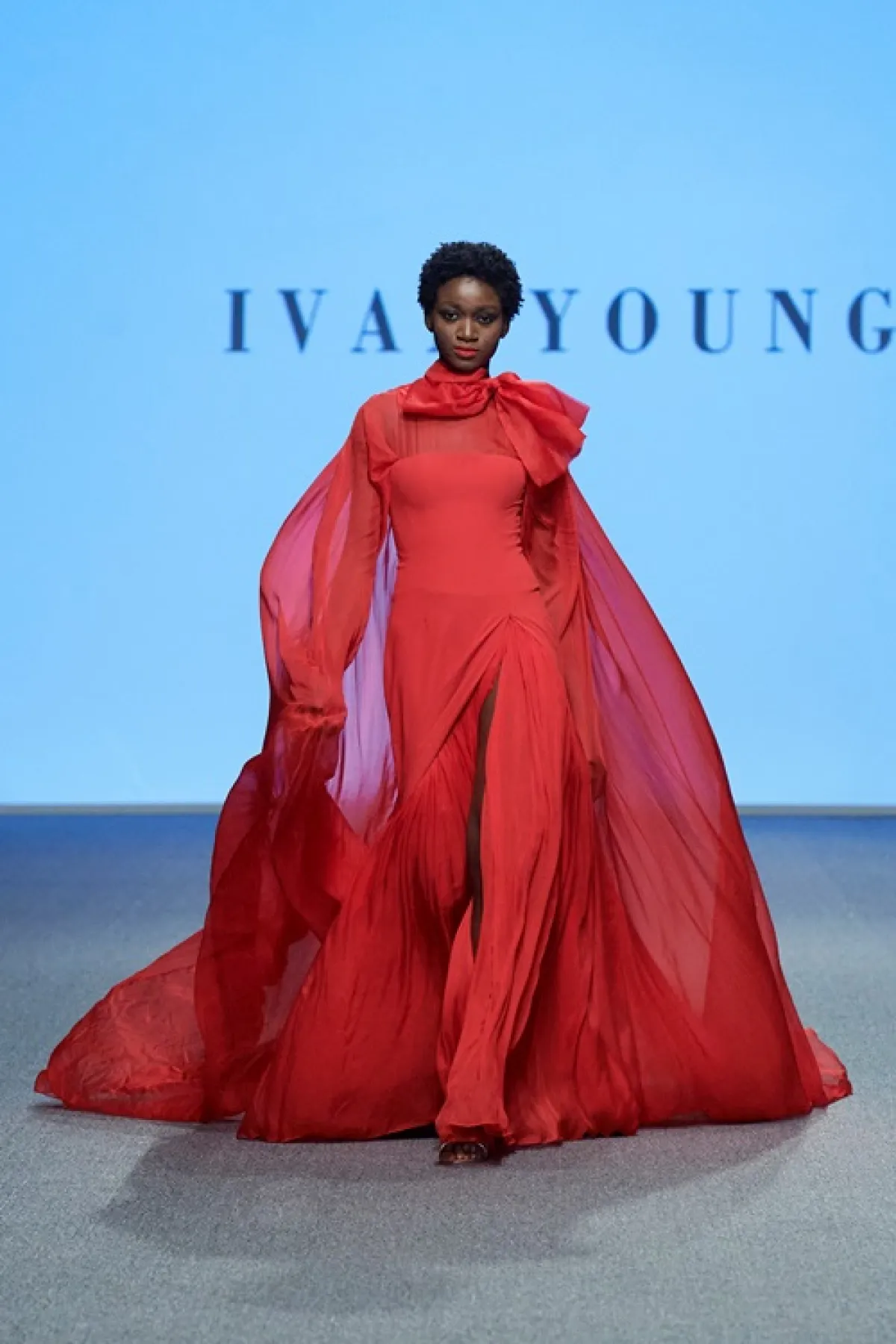 فساتين الزفاف بلمسات الأحمر  من إيفان يونغ Ivan Young