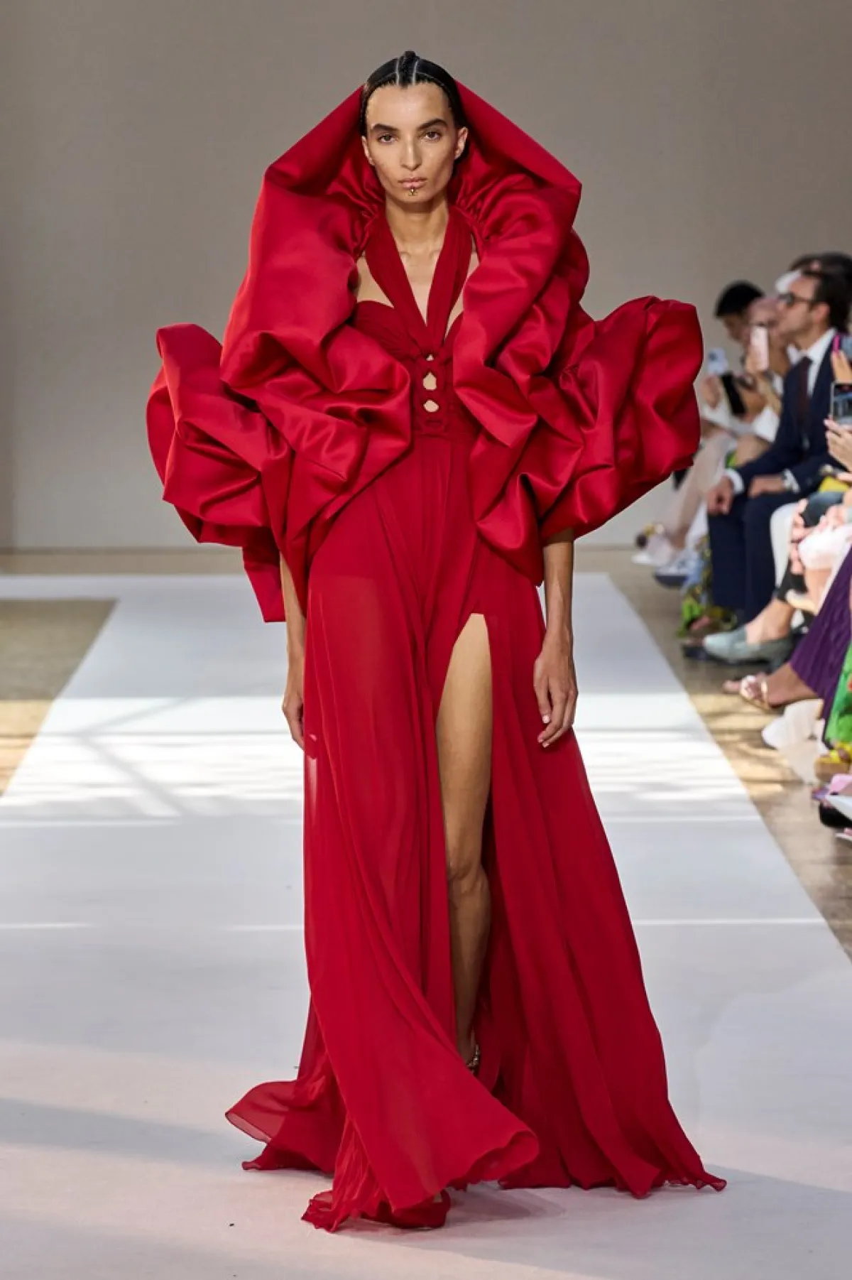 فساتين الزفاف بلمسات الأحمر 2023 من إيلي صعب Elie Saab