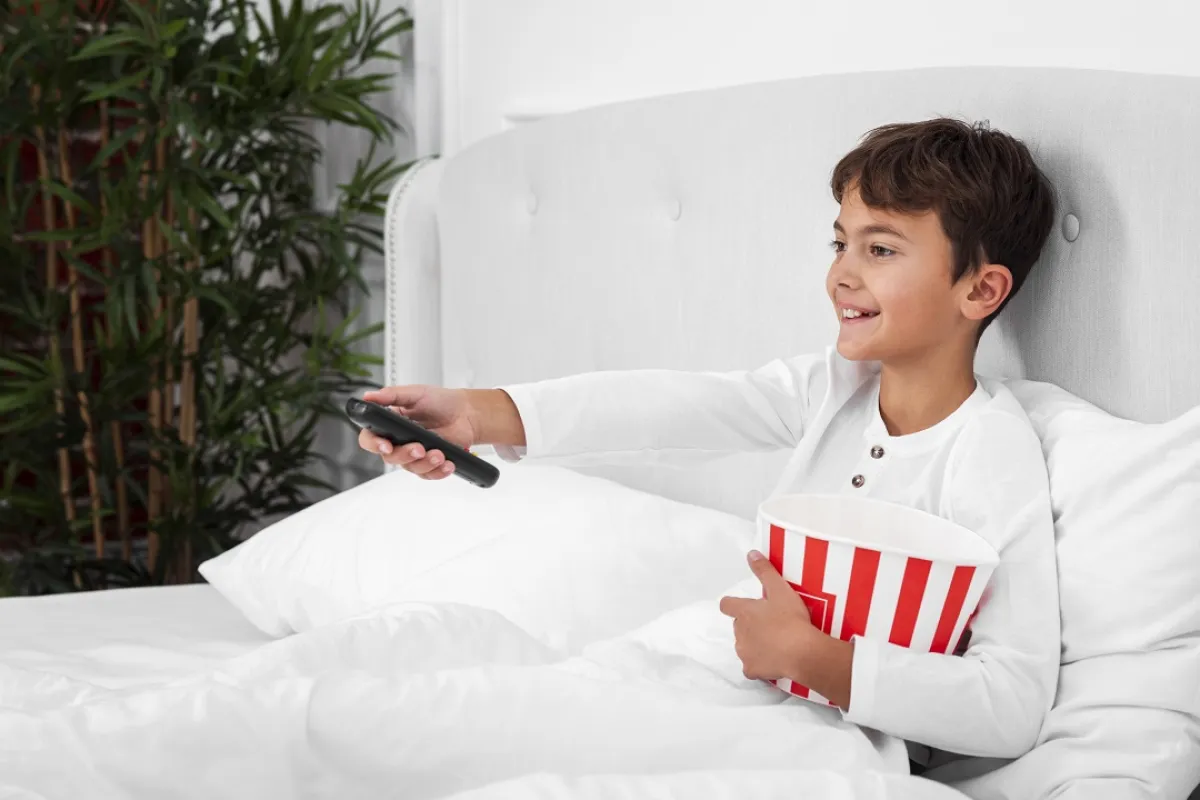 صورة لطفل يتناول الفشار