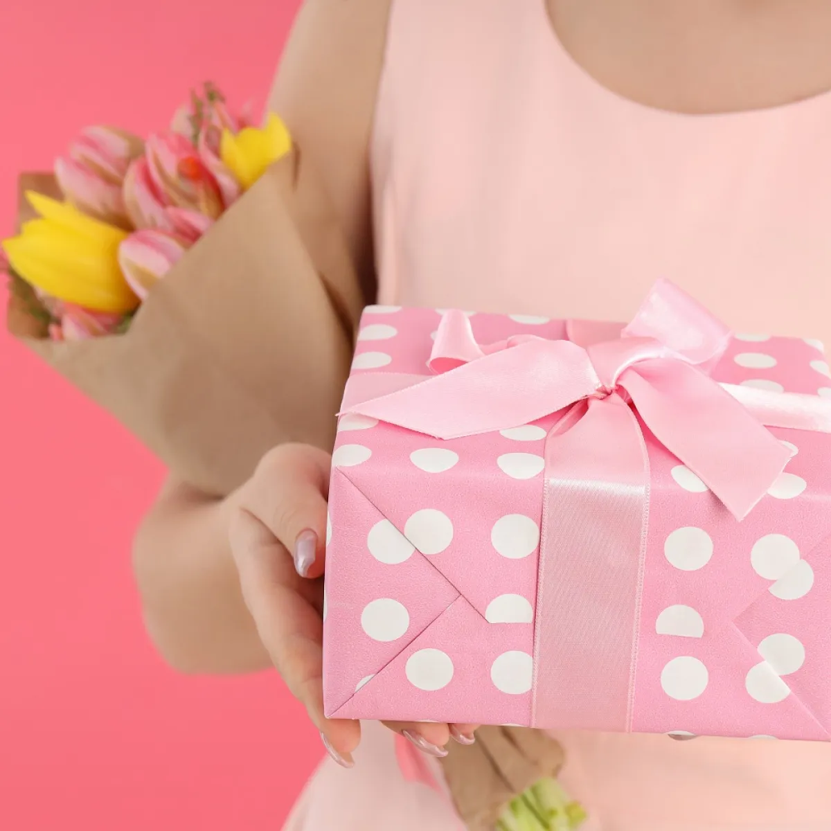 صورة لأمرأة يحتفل بها في يومها