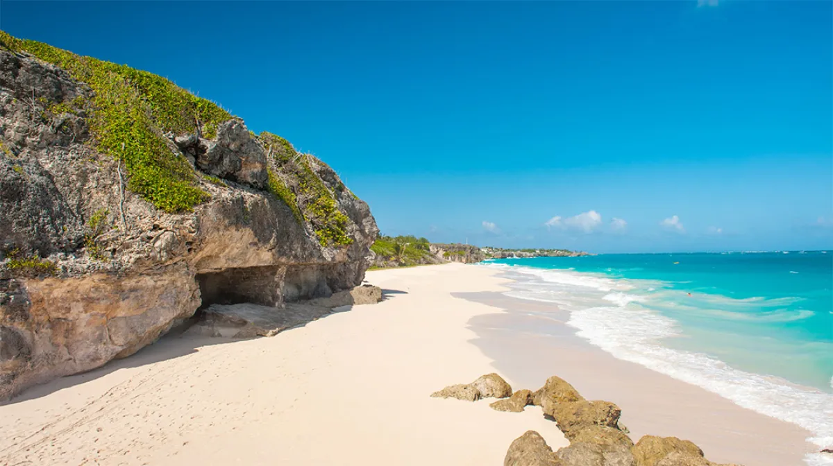 «كرين بيتش» من شواطئ جزيرة «بربادوس» الأجمل