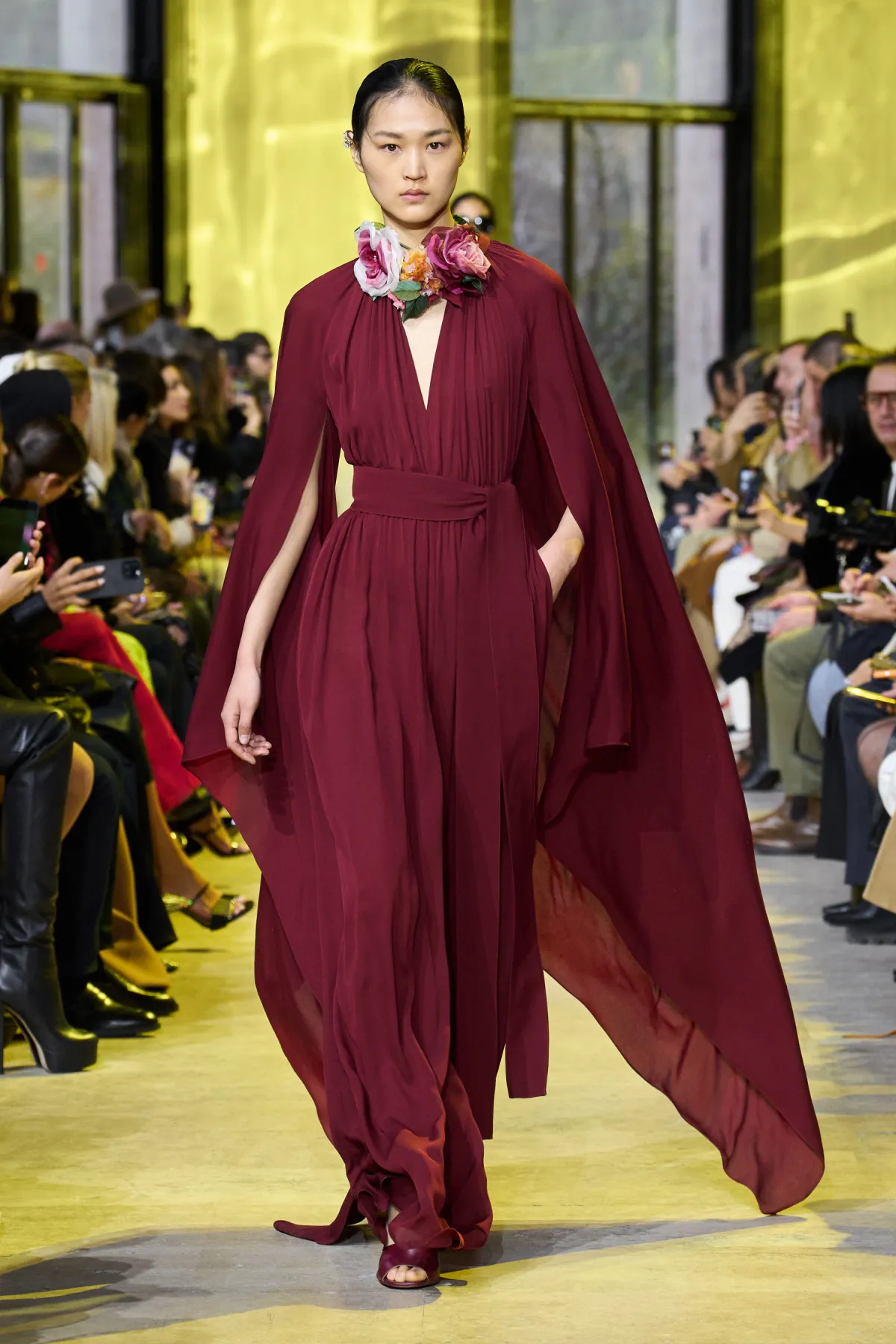 فستان برغندي من ايلي صعب 