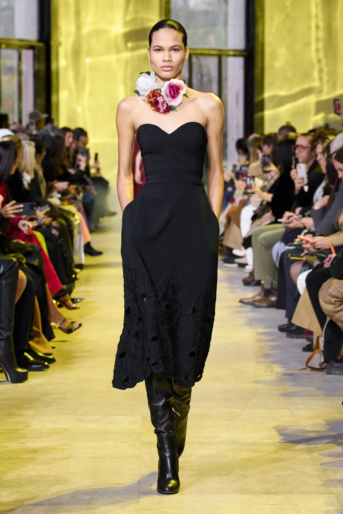 فستان اسود مع جزمة من ايلي صعب 