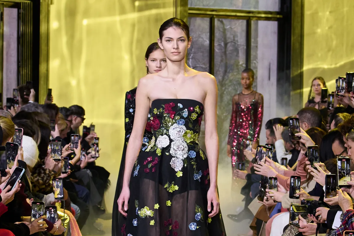 فستان مطبع بالزهور من ايلي صعب 