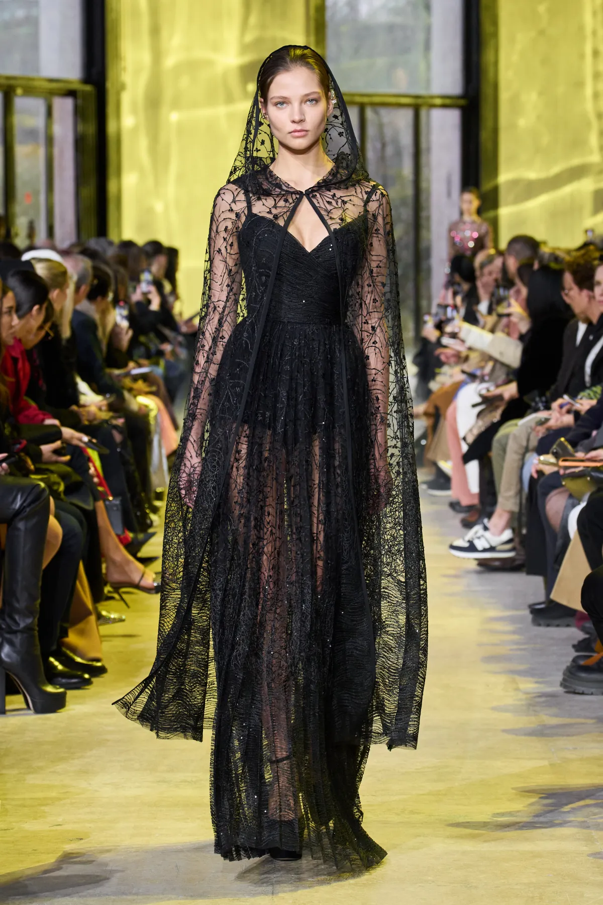 فستان اسود من ايلي صعب.