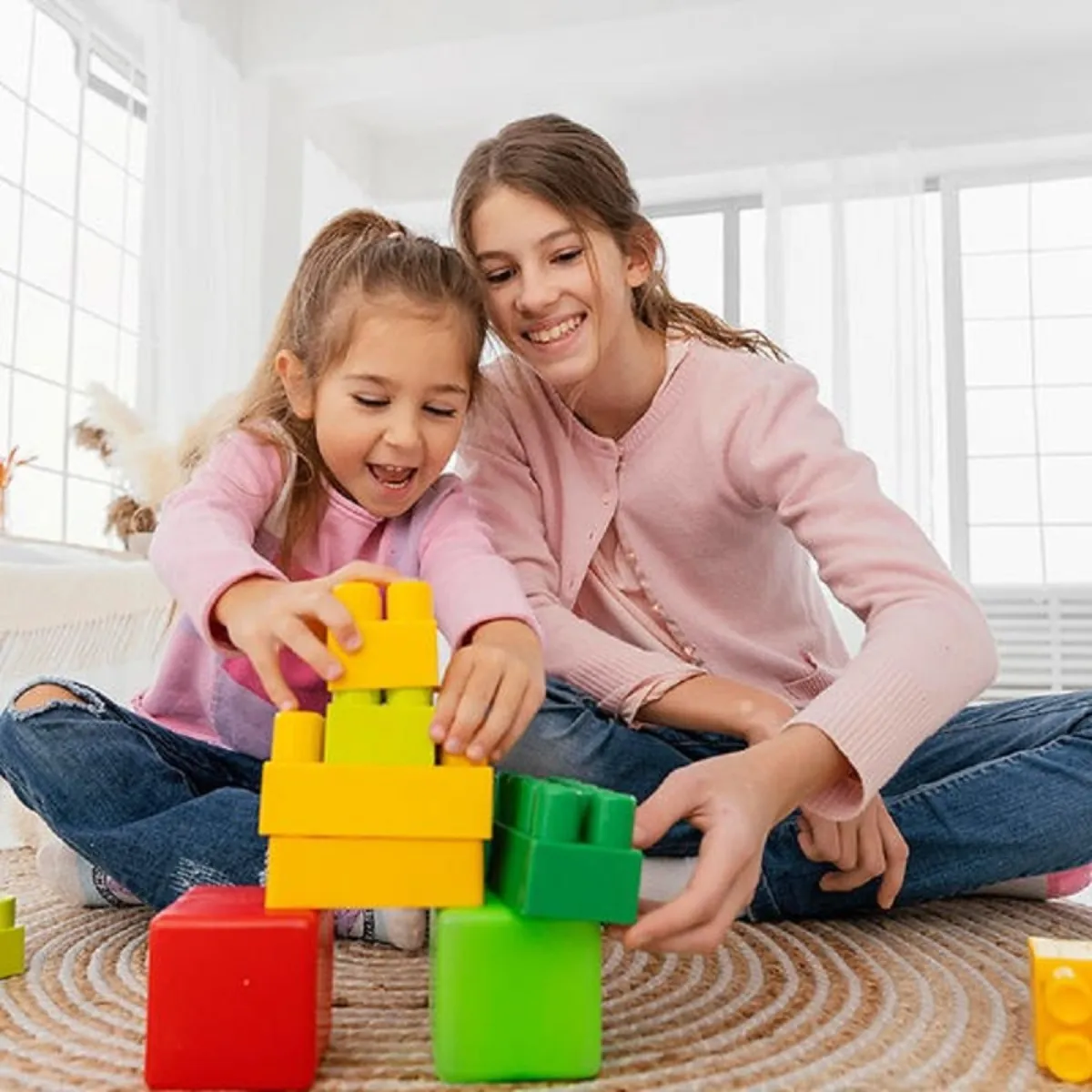 صورة لأم تشارك طفلتها اللعب