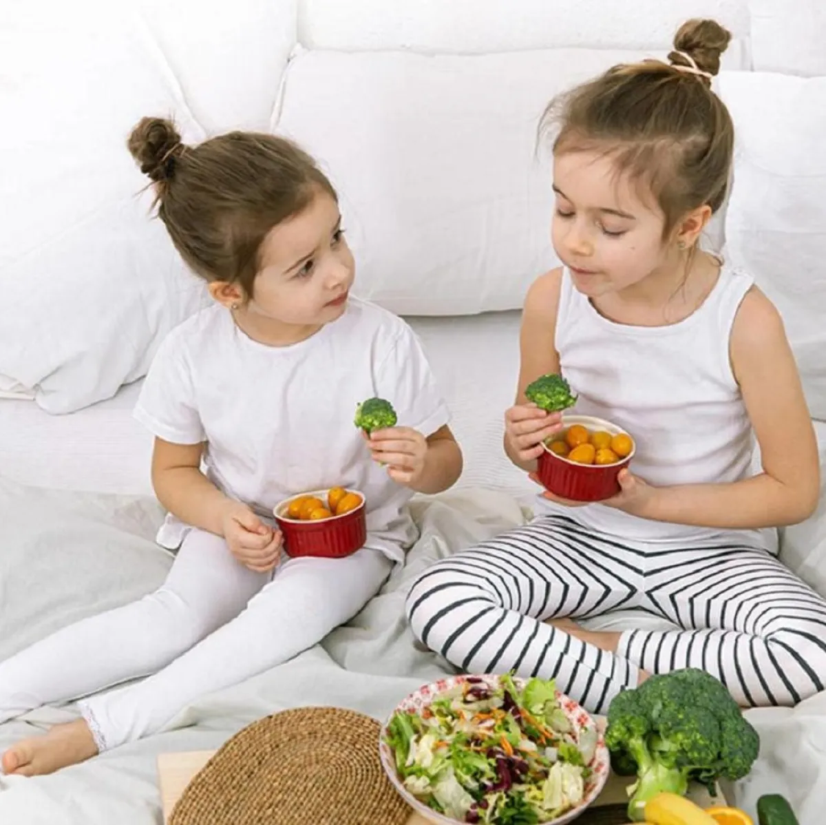 صورة لطفلتين وطعام صحي