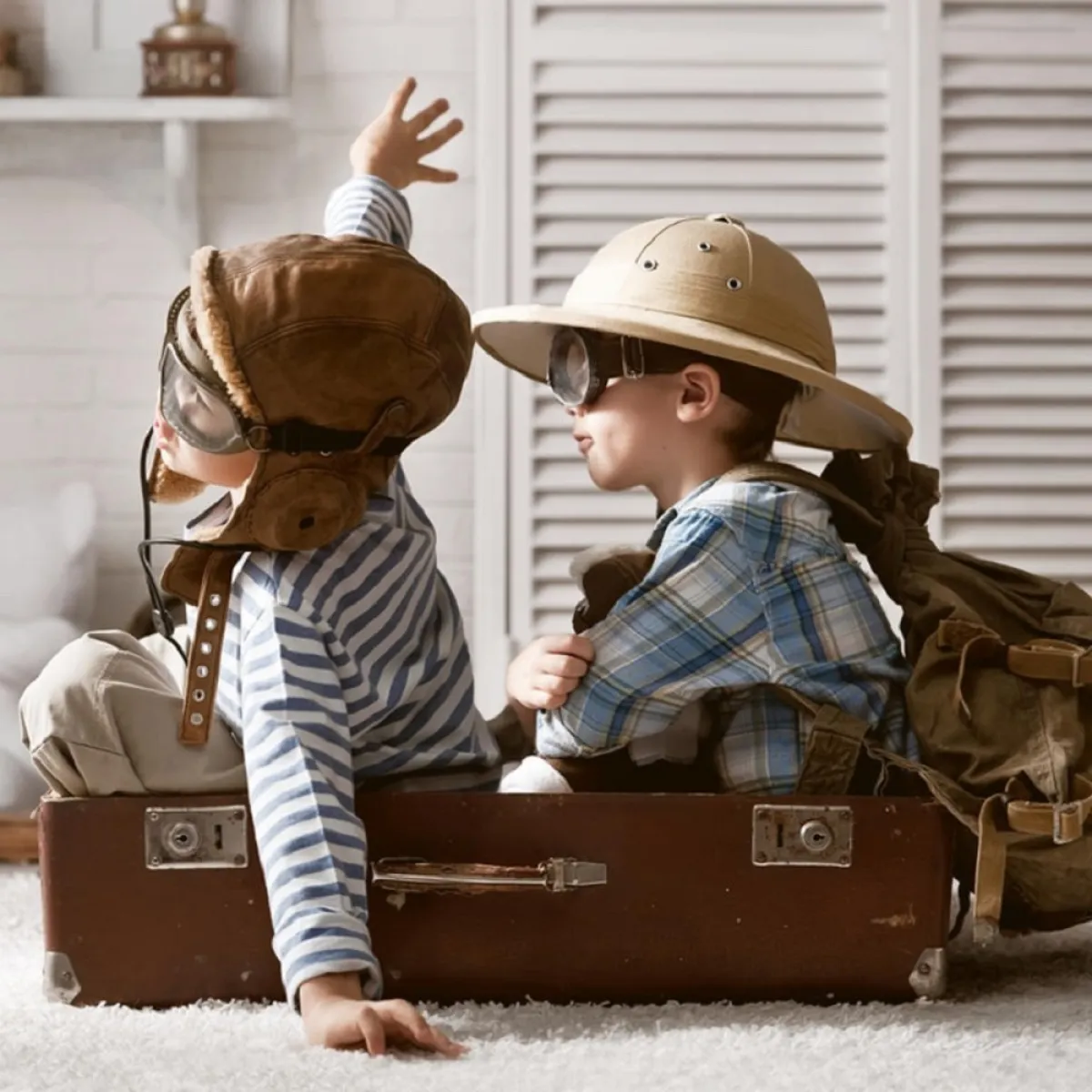 صورة لطفلين يلعبان كطائرة