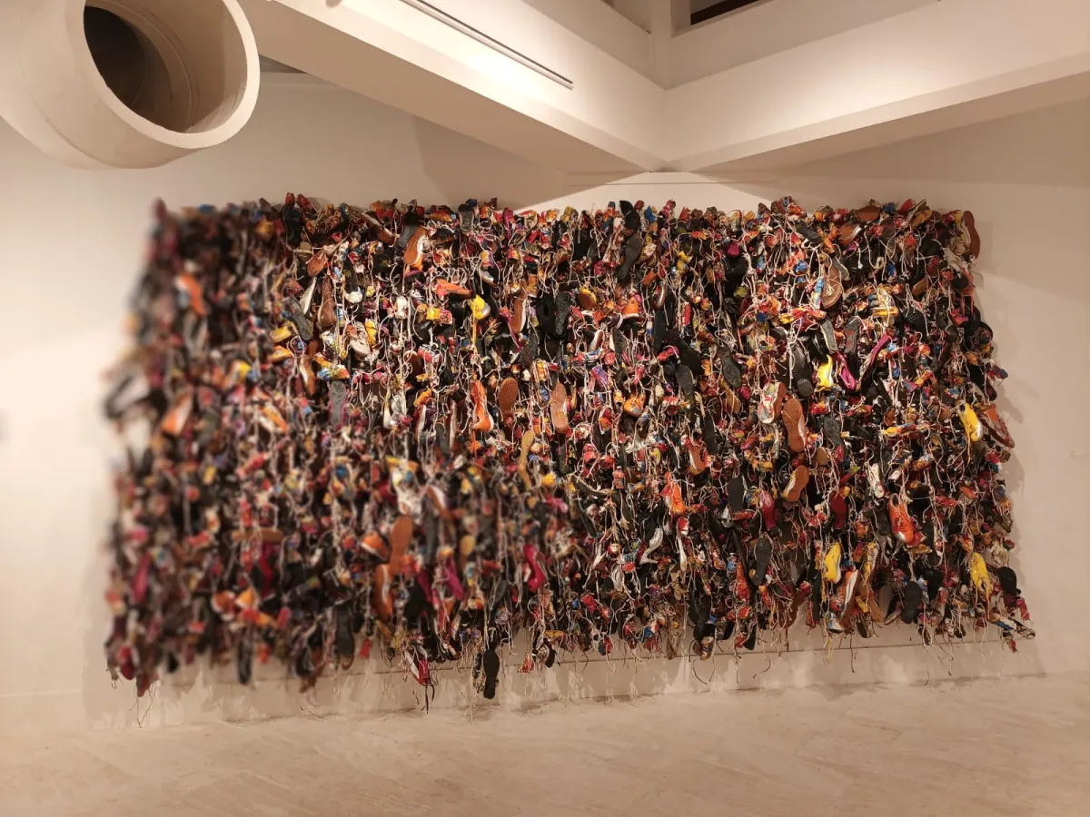 عمل بعنوان سيداتي وسادتي للفنان حسن شريف