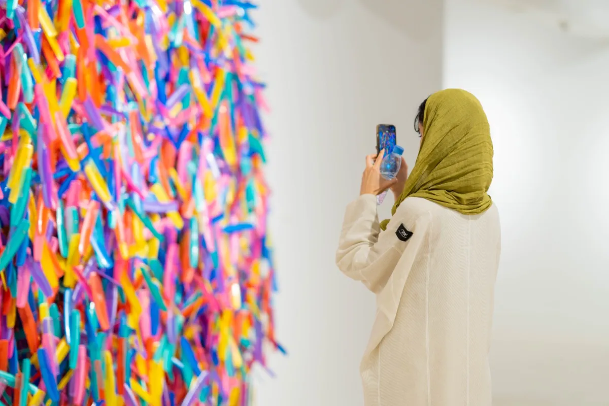 الزوار يتفاعلون مع الأعمال المعروضة في المعرضين