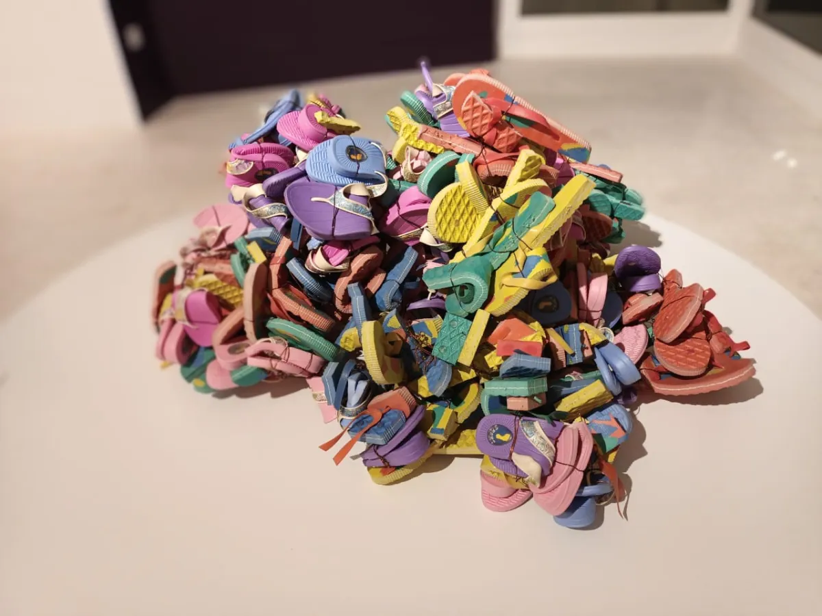 عمل بعنوان صنادل بلاستيكية للفنان حسن شريف