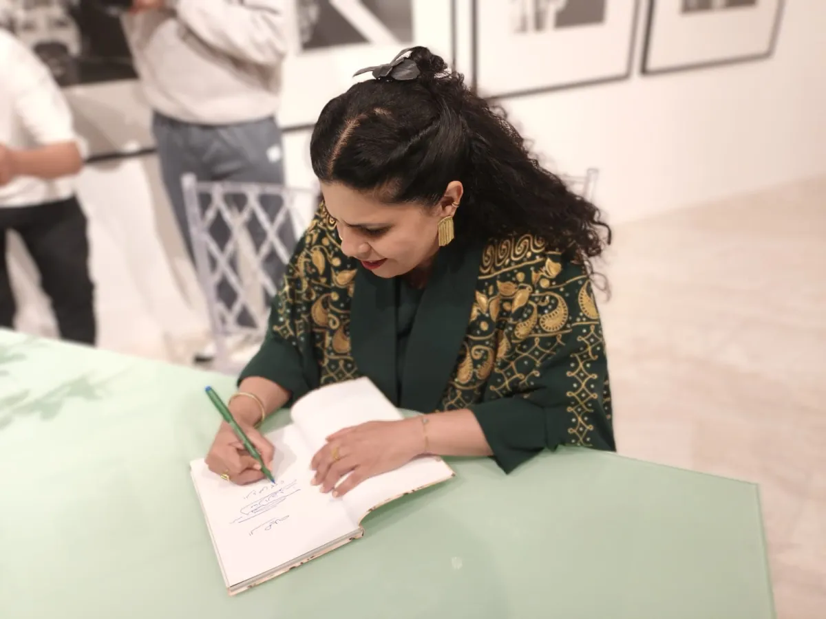 الفنانة منال الضويان توقع كتابها