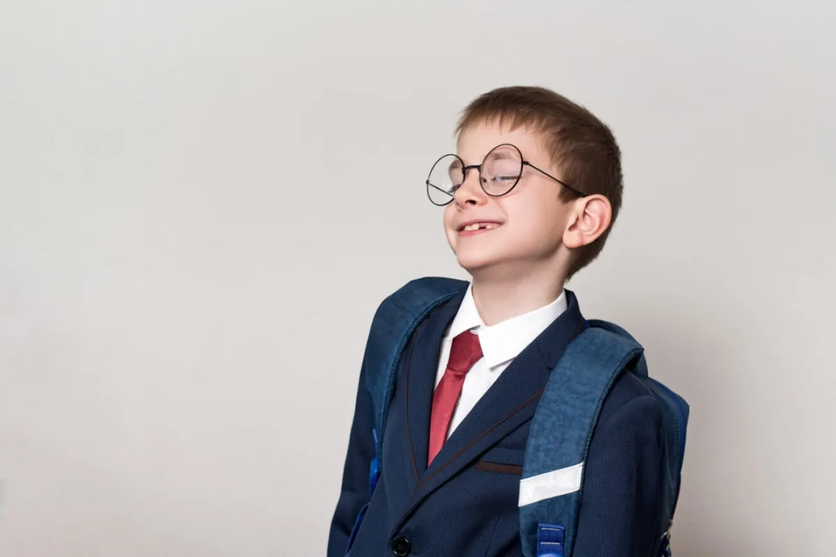 صورة تعبر عن طفل يمارس التنمر