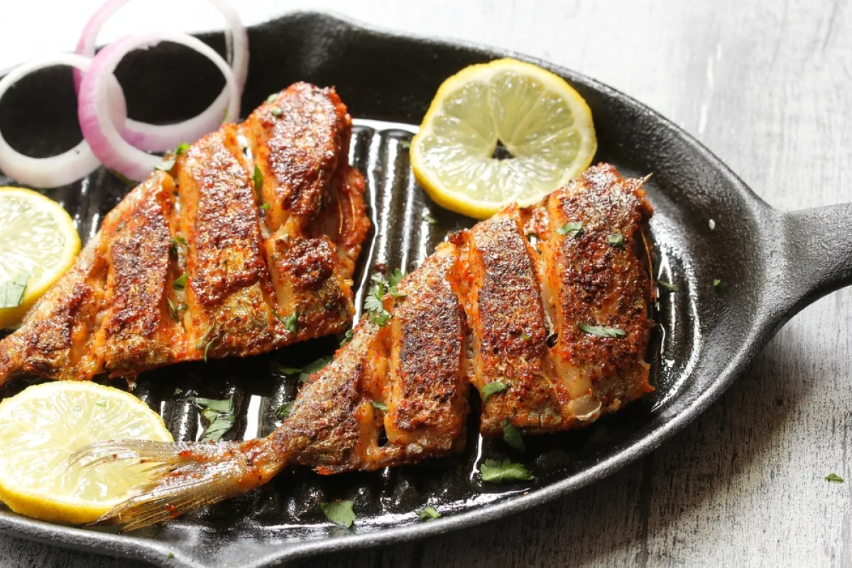 قلي السمك يخلف رائحة كريهة في المنزل