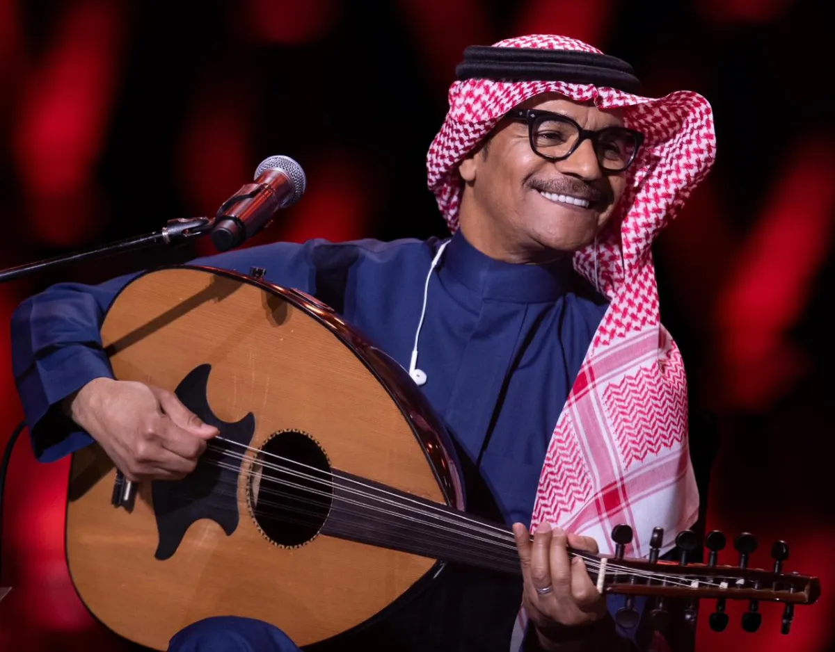 رابح صقر وهو يعزف على العود