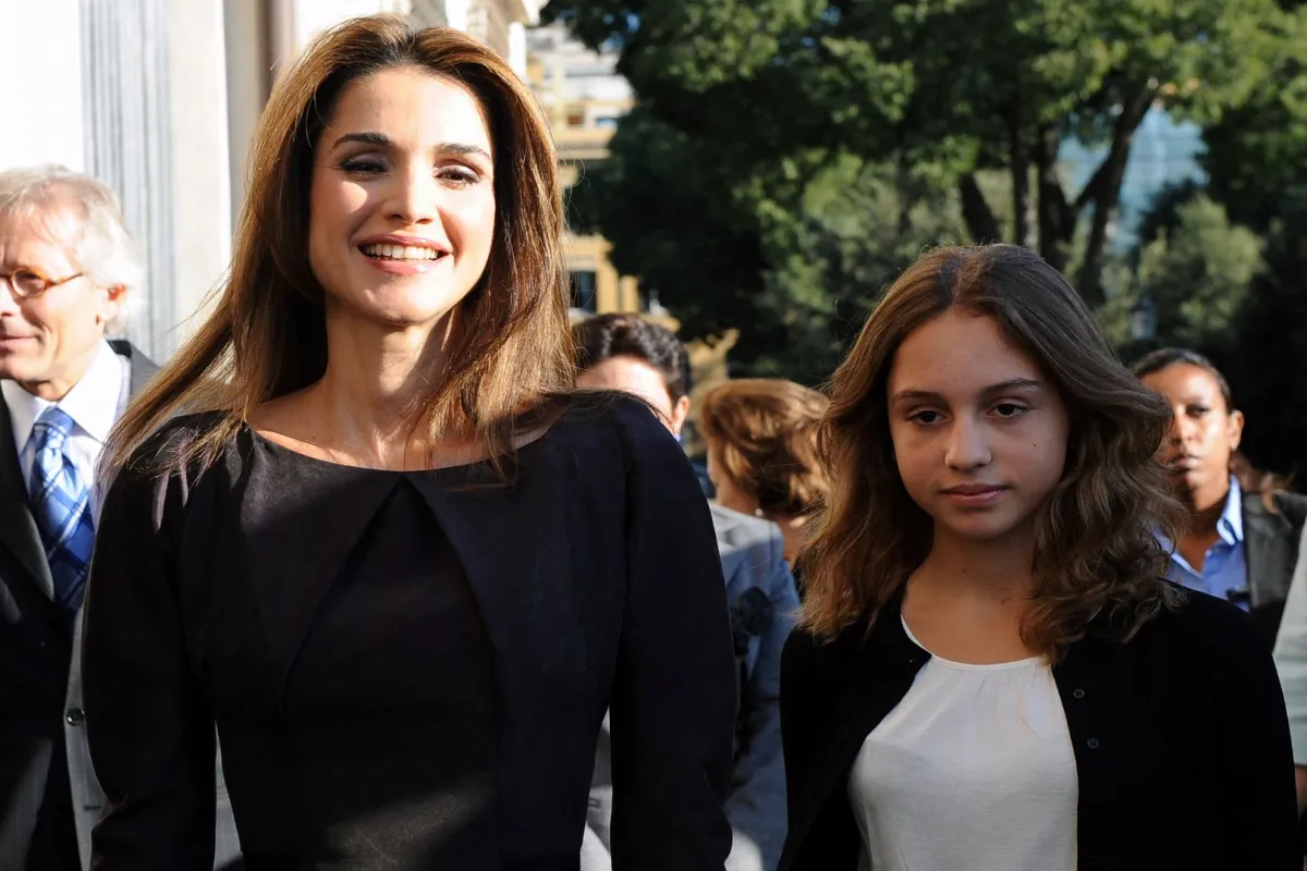 Queen Rania  and daughter Princess Iman on October 20, 2009 in Rome. AFP PHOTO / ANDREAS SOLARO