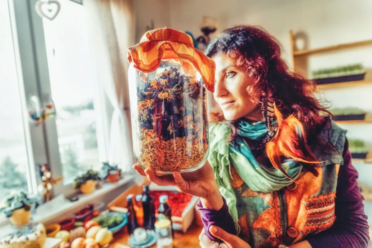 صورة لامرأة تحمل الأعشاب