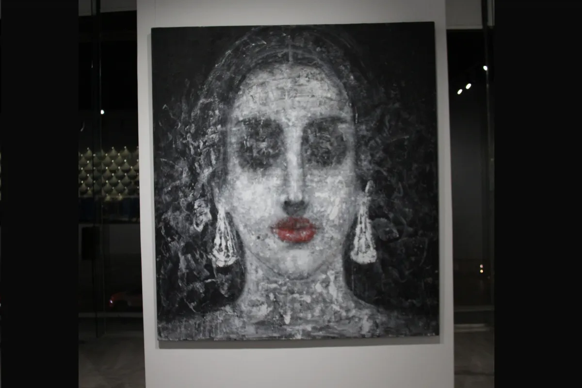 من لوحات الفنانة موضي مصلح في صالة آرت فيجن