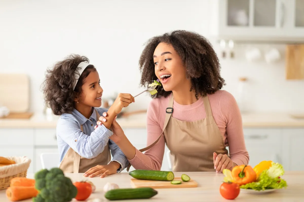 صورة طريفة لطفلة تطعم أمها