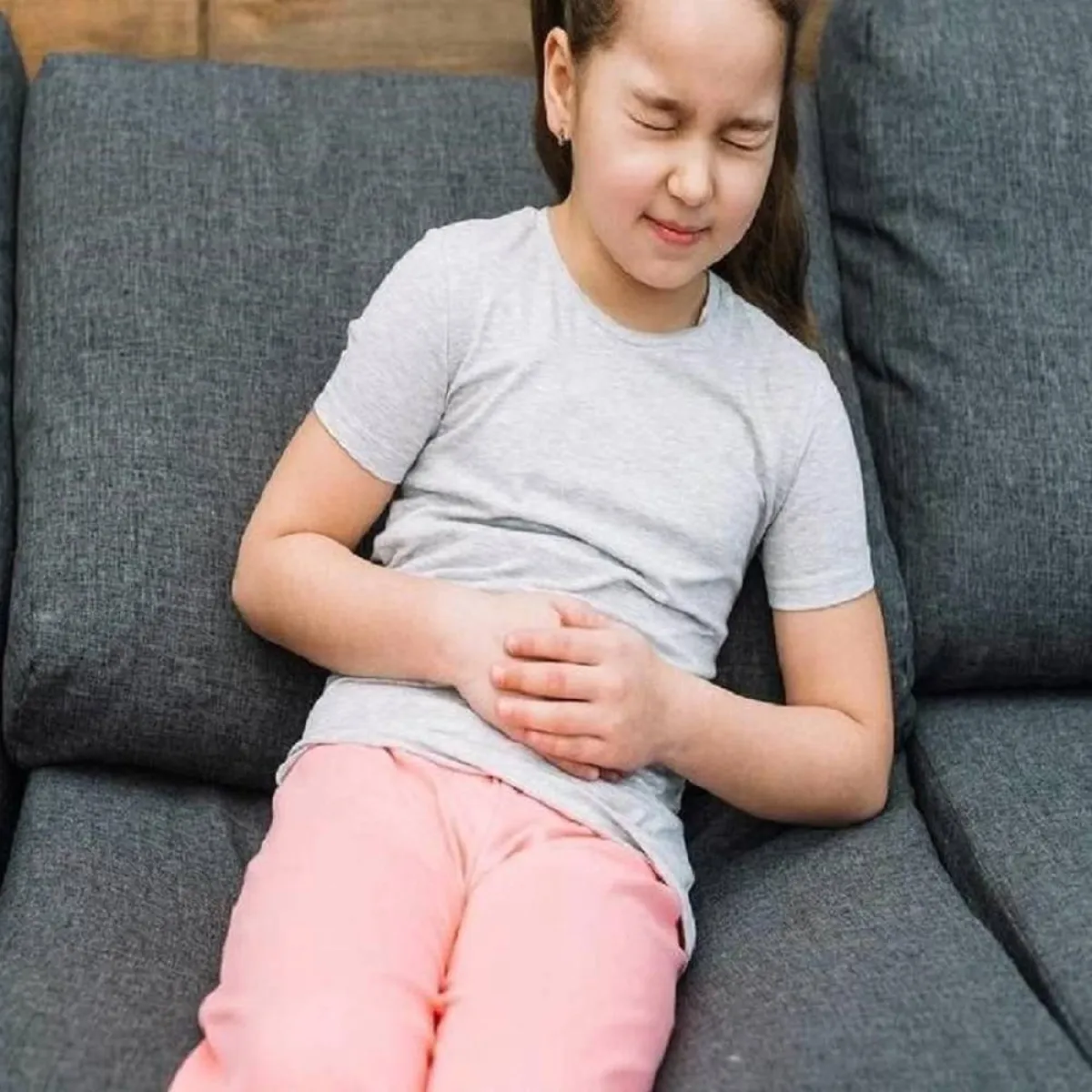 صورة لطفلة تمسك ببطنها
