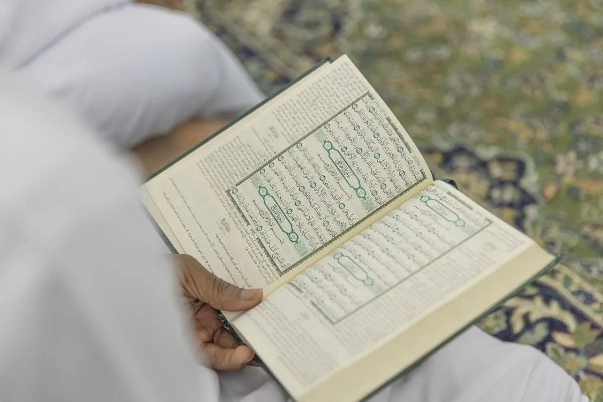 (130) معلما ومعلمة للقرآن الكريم داخل المسجد الحرام. الصورة من الرئاسة العامة لشؤون الحرمين