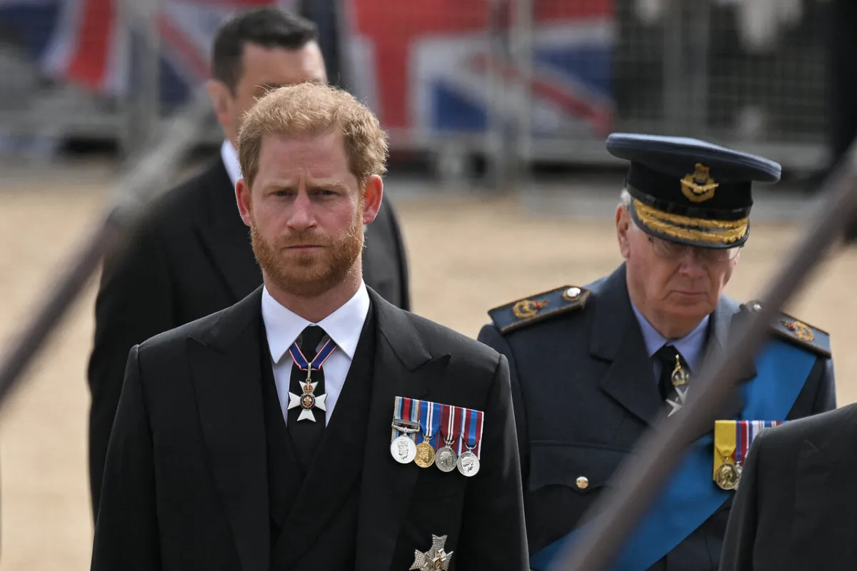 Prince Harry, Duke of Sussex follows the coffin of Queen Elizabeth II, draped in the Royal Standard, as it travels on the State Gun Carriage of the Royal Navy, from Westminster Abbey to Wellington Arch in London on September 19, 2022, after the State Funeral Service of Britain's Queen Elizabeth II. LOIC VENANCE / AFP
