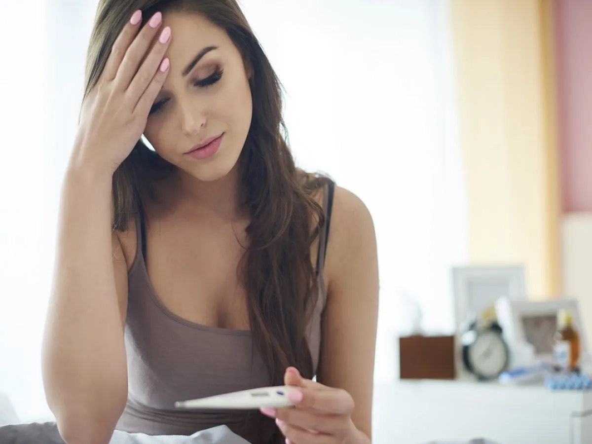 صورة لامرأة تحمل اختبار حمل منزلي