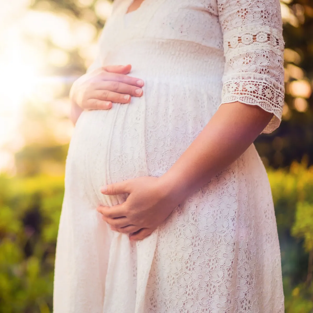 صورة لحامل تنتظر بفرحة مولودها