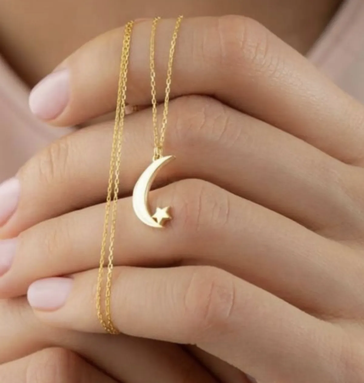 سلسال على شكل هلال ونجمة من Ahmed jewelary