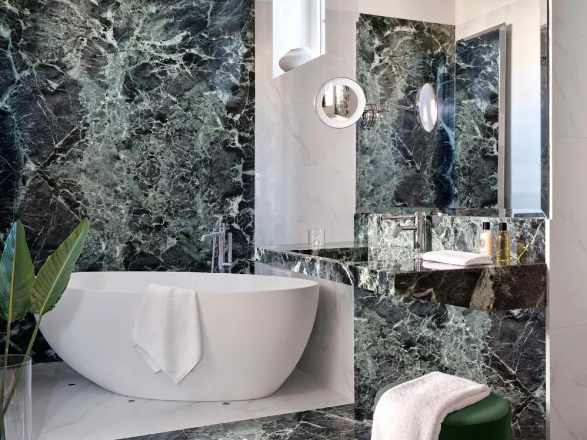 حمامات فخمة في غرف فندق فيستا بلاتزو