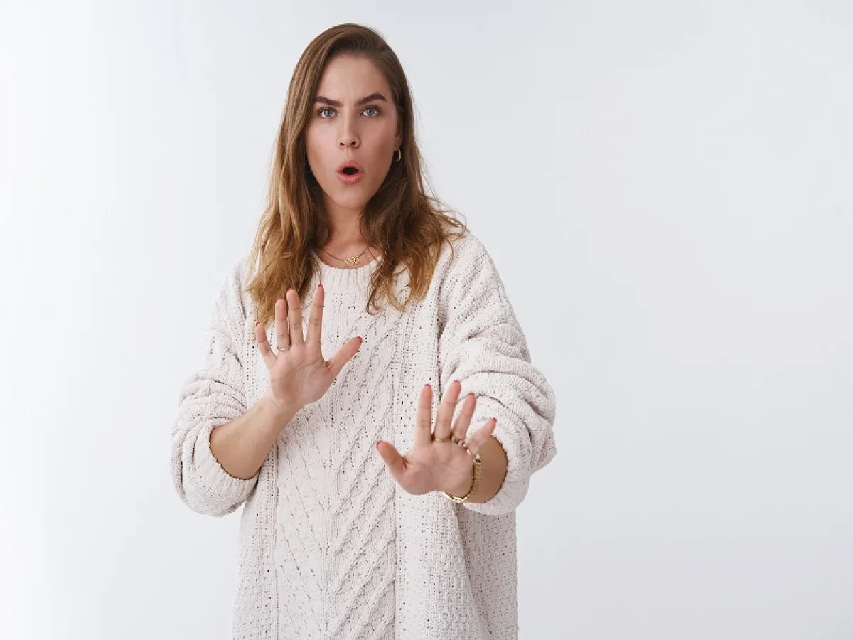 فتاة تشعر بالخوف والقلق نتيجة الإصابة بوسواس الأورام (المصدر: Adobe.Stock)