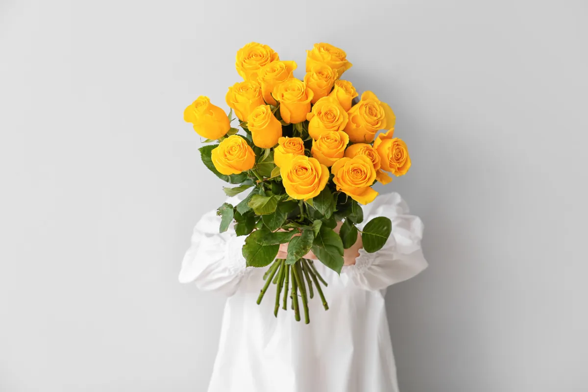 صورة لامرأة سعيدة بتكريمها