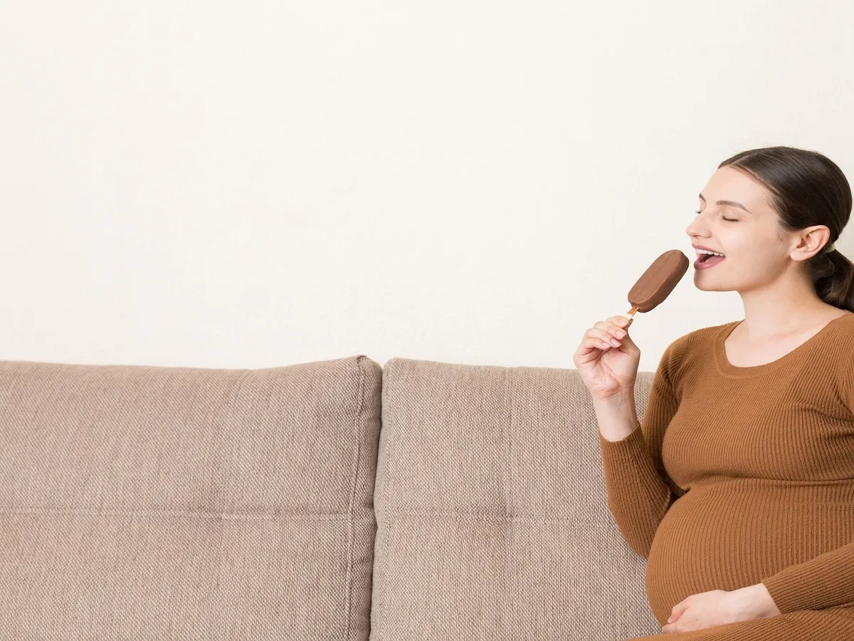 صورة لامرأة حامل تتناول الآيس كريم