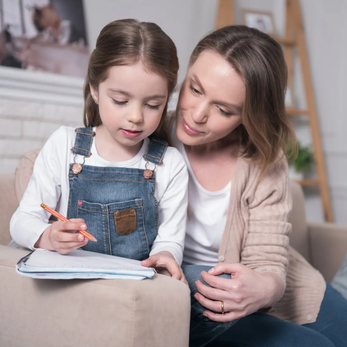 صورة لام تعلم ابنتها