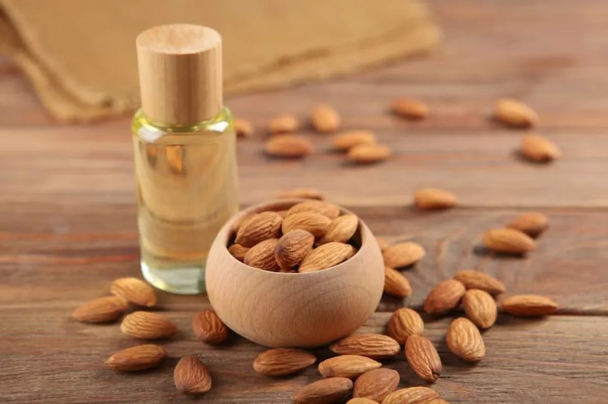 زيت اللوز الحلو مثالي للشعر