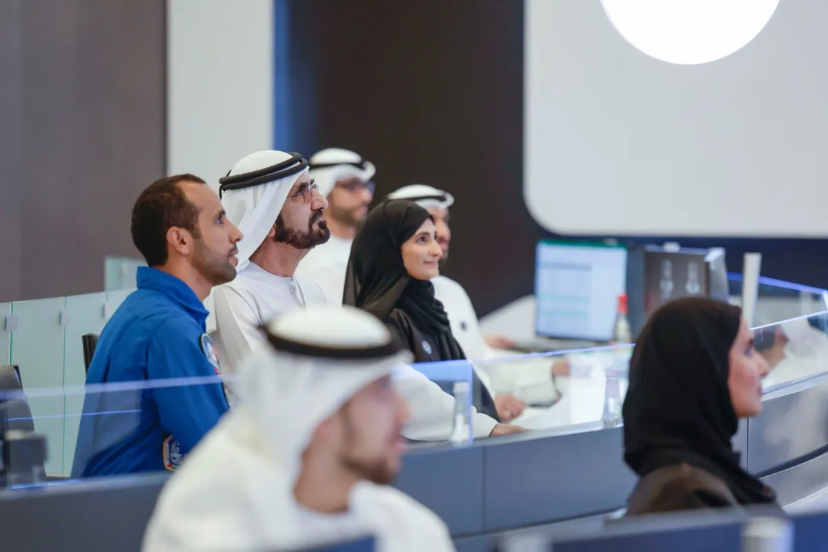 الشيخ محمد بن راشد آل مكتوم وهزاع المنصوري. الصورة من الحساب الرسمي للشيخ محمد آل مكتوم على تويتر