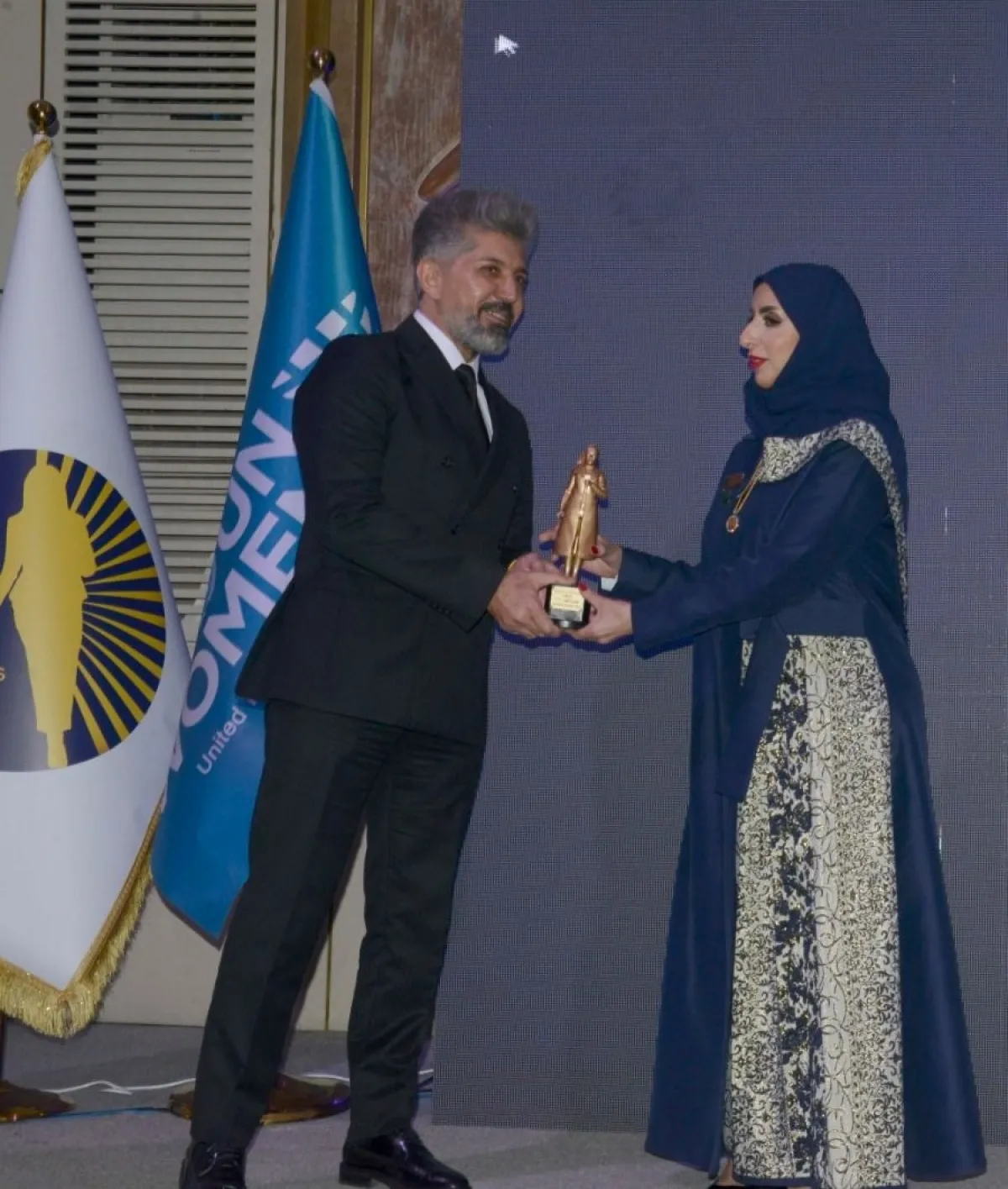 خلود الدخيل  أثناء تكريمها- الصورة من المصدر