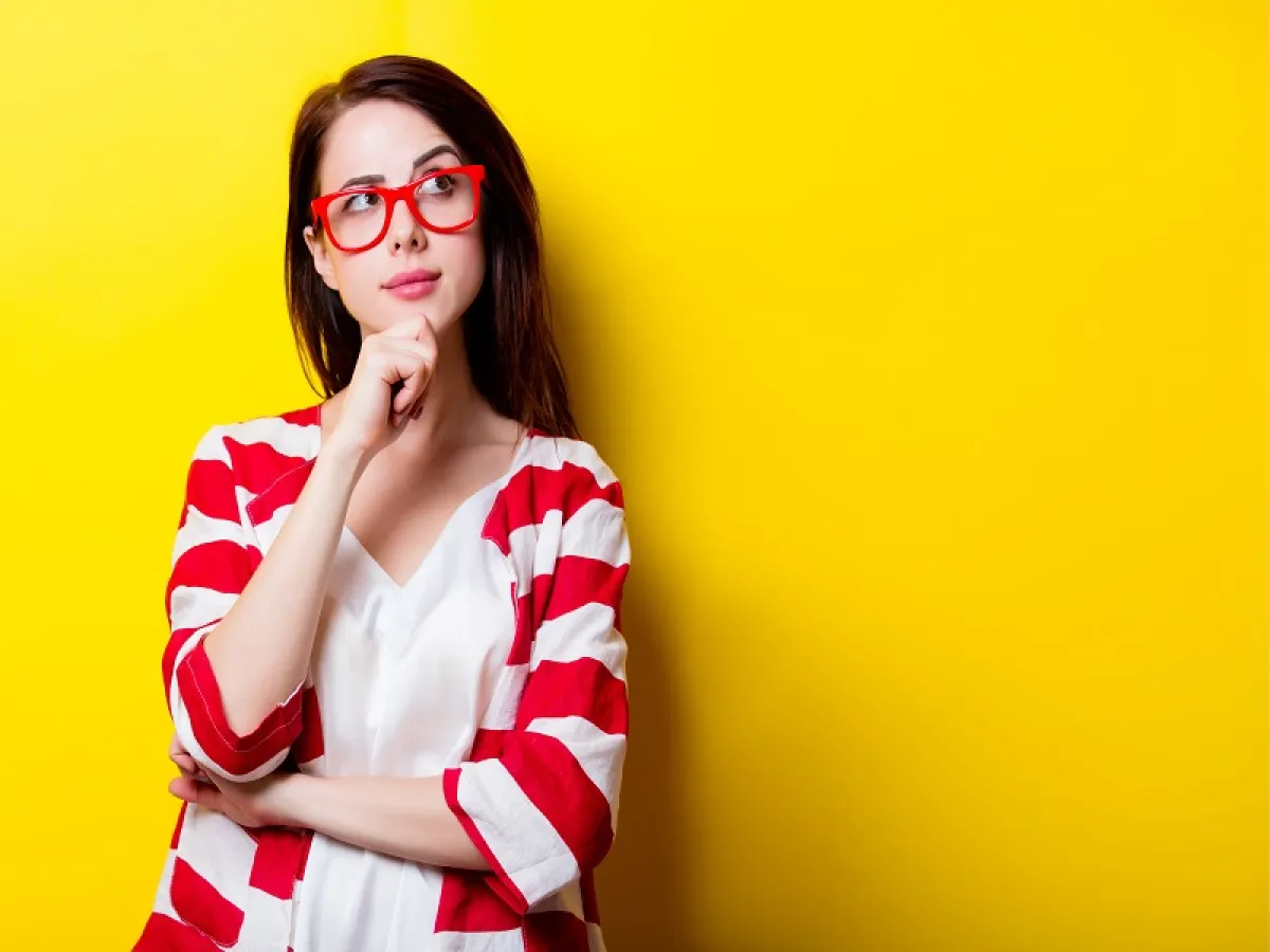 فتاة مصابة بمتلازمة جوسكا تعاني من كثرة التفكير في جميع المحادثات والاحتمالات (المصدر: Adobe.Stock)