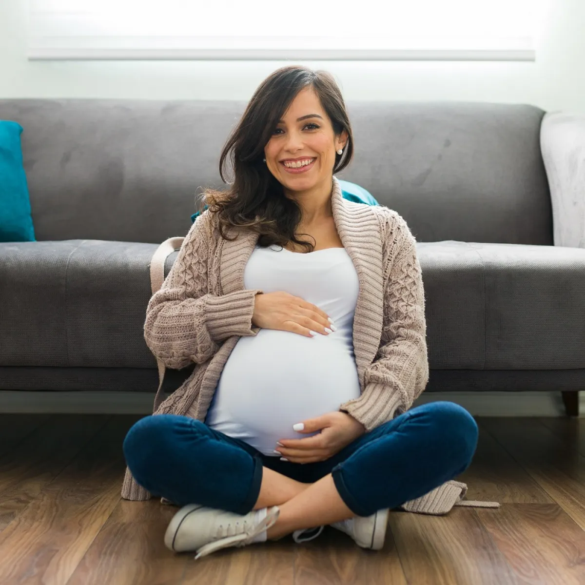 صورة لحامل تجلس على الأرض