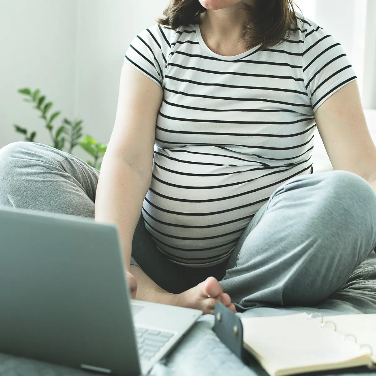 صورة لحامل تجلس متشابكة الساقين