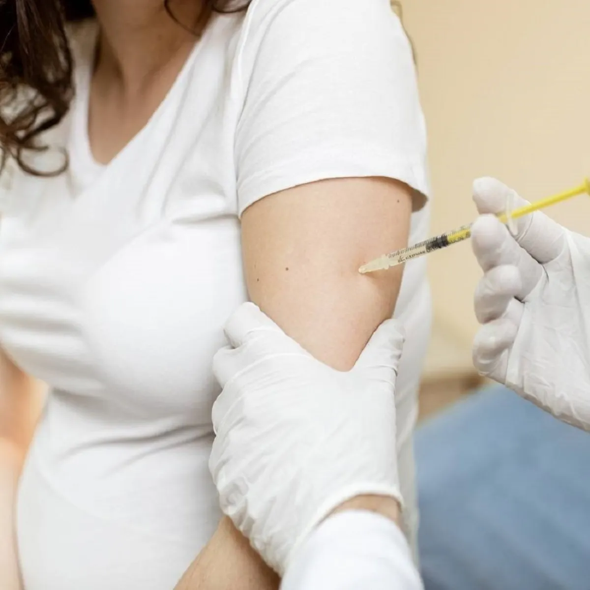 صورة لحامل تأخذ التطعيم
