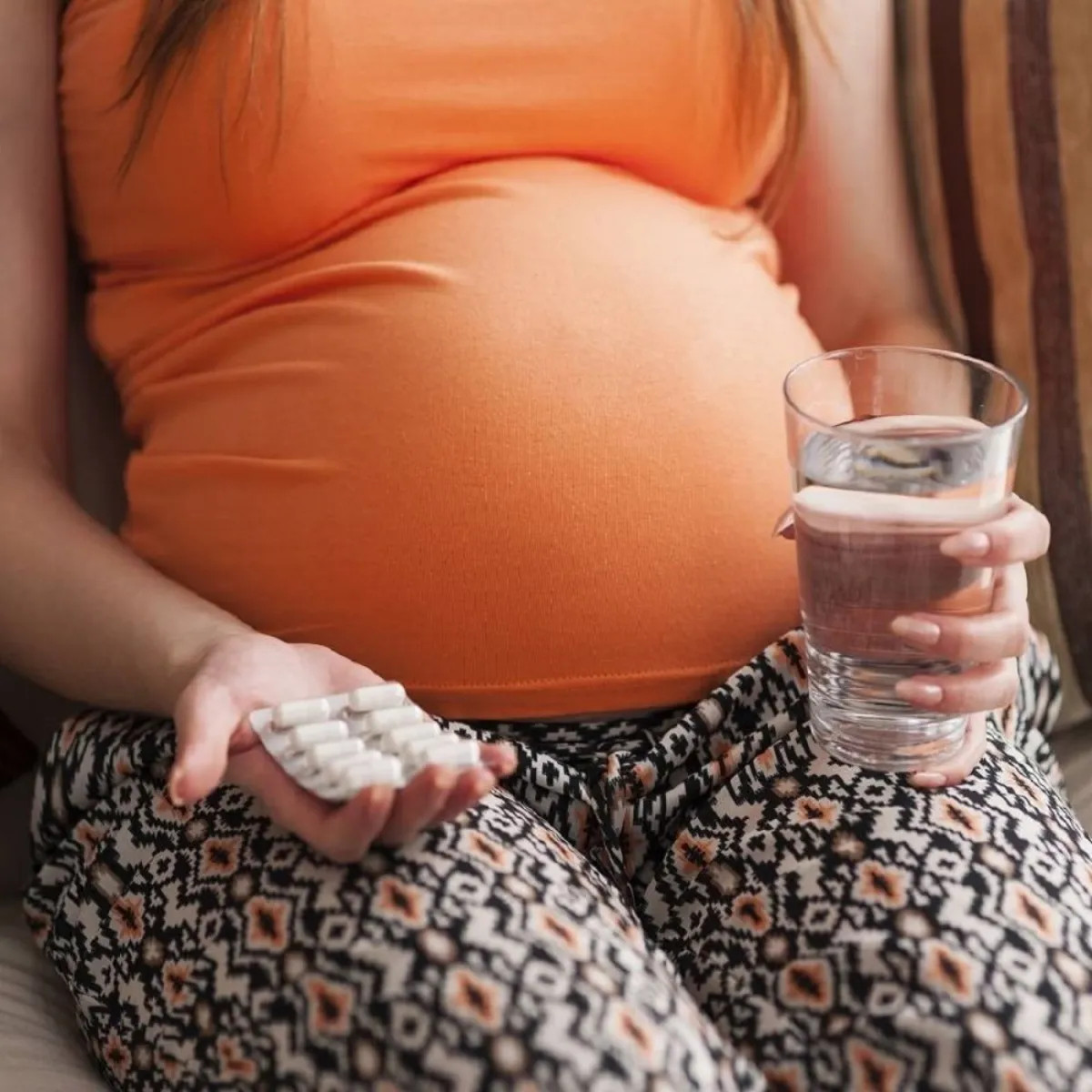 صورة لحامل تتناول حبوب الفوليك