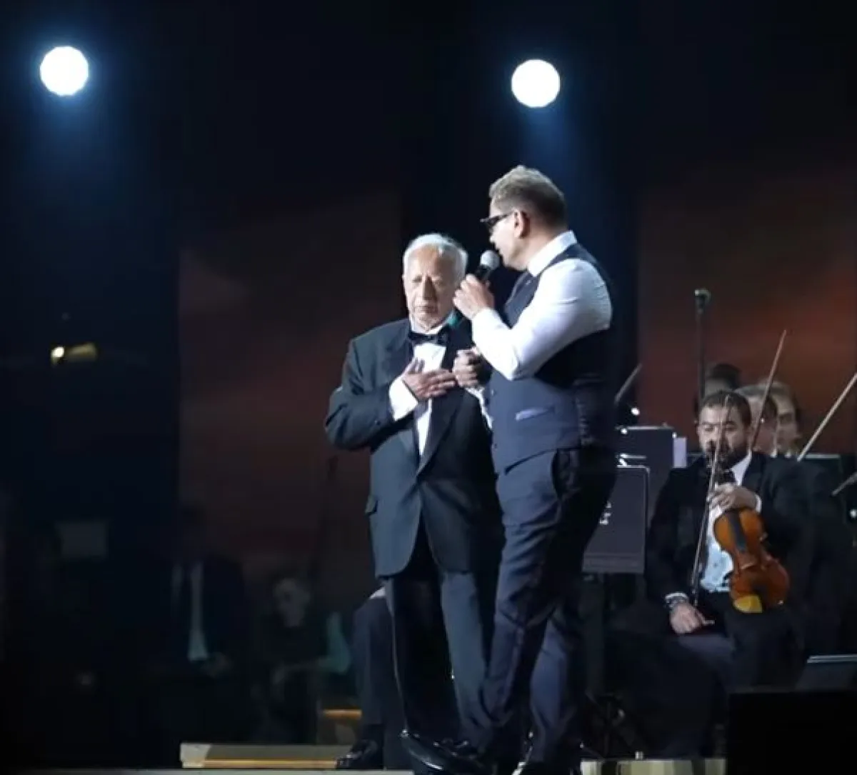 عمرو دياب وهاني شنودة من حفل ليلة ذكريات الموسيقار هاني شنودة - سكرين شوت من مقطع فيديو على صفحة الهيئة العامة للترفيه