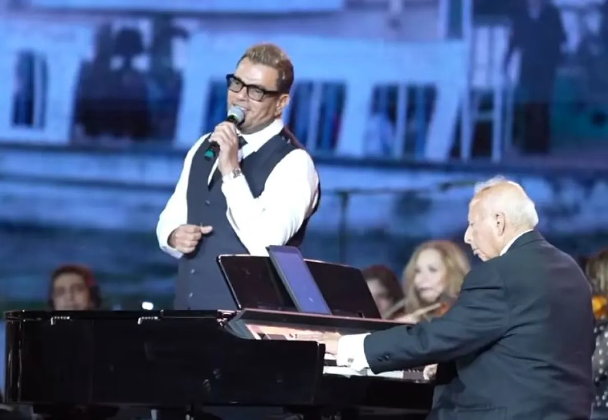 عمرو دياب من حفل ليلة ذكريات الموسيقار هاني شنودة - سكرين شوت من مقطع فيديو على صفحة الهيئة العامة للترفيه