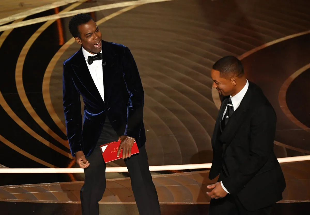  Will Smith (R) approaches US actor Chris Rock onstage during the 94th Oscars at the Dolby Theatre in Hollywood, California on March 27, 2022. Robyn Beck / AFP