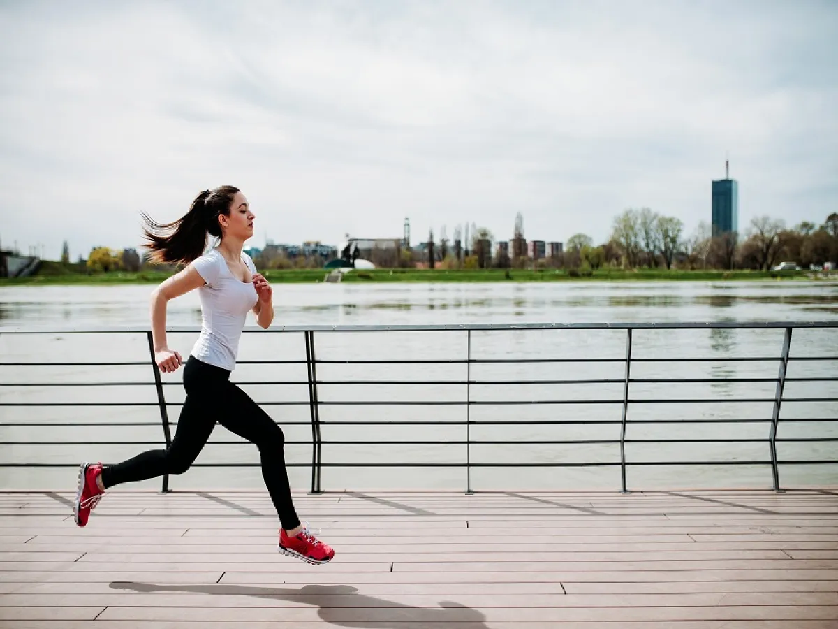 فتاة تمارس رياضة الجري للتحكم في ضغط الدم ونسبة الكوليسترول في الدم (المصدر: Adobe.Stock)