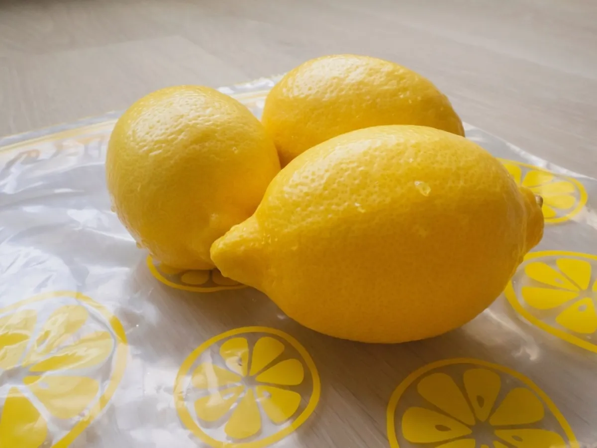 عصير الليمون والملح لإزالة بقع العفن