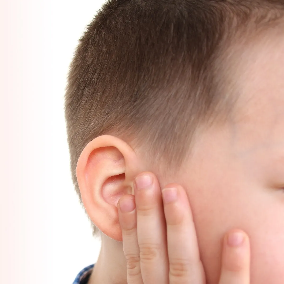 صورة لطفل يشكو من الحك خلف أذنيه