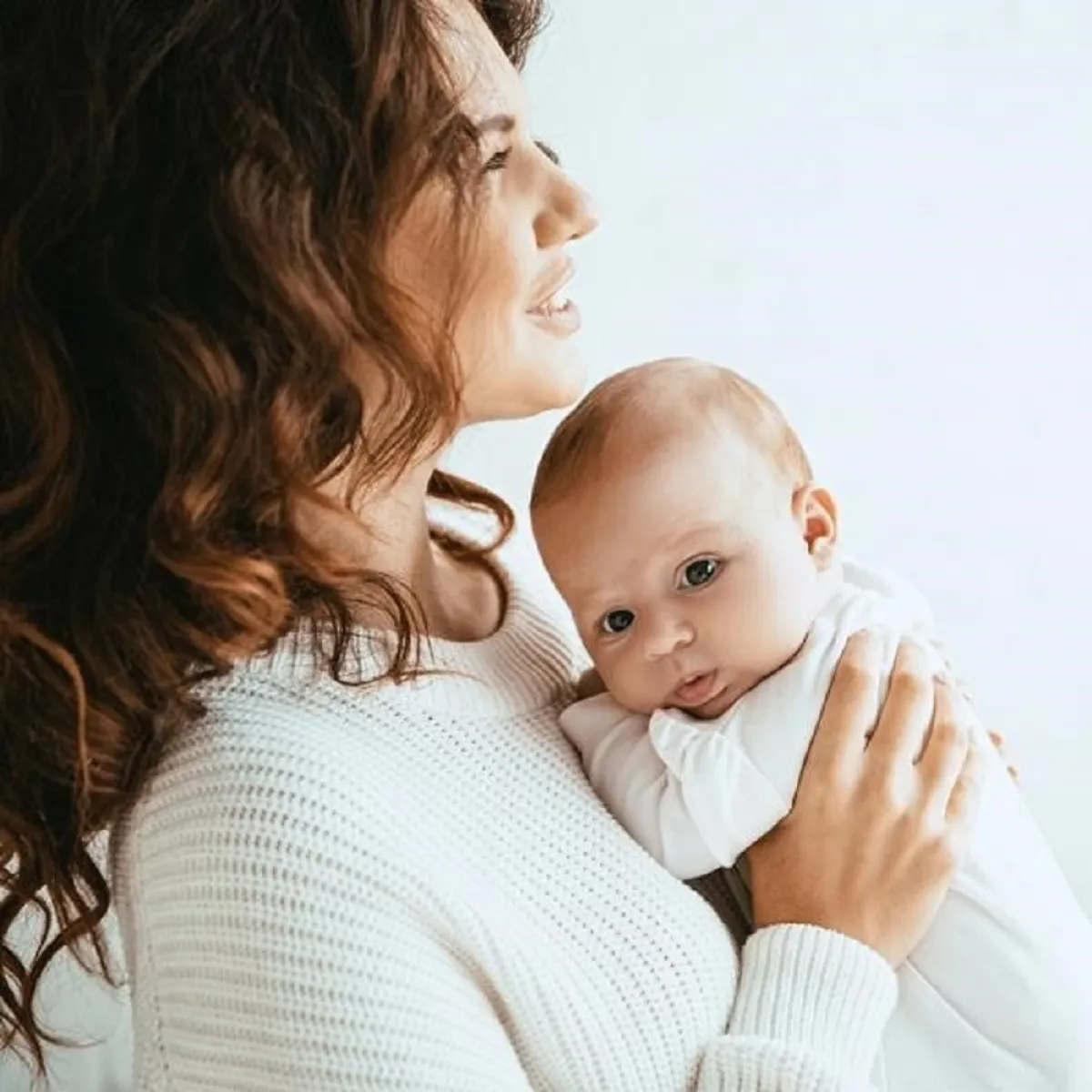 صورة لأم في  أسبوع رضيعها